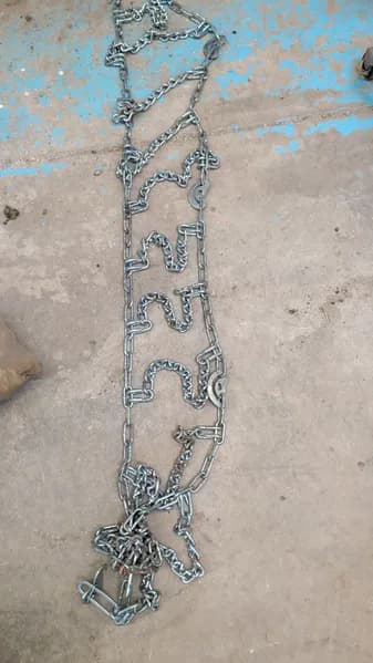 Single Tire Chain with Hooks and Shackles, side view