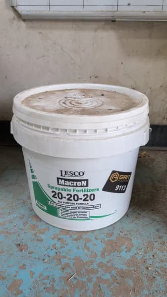 Lesco Macron 20-20-20 Sprayable Fertilizer, primary view