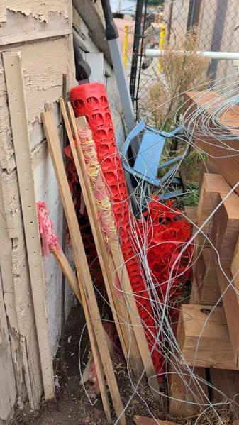 Wooden Stakes and Snow Fencing Bundle, primary view