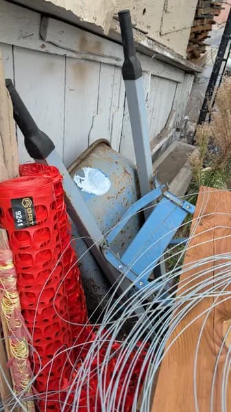Wheelbarrow, primary view