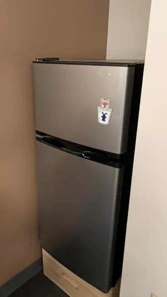 Insignia Top-Freezer Refrigerator 18 cu ft Stainless Steel, primary view