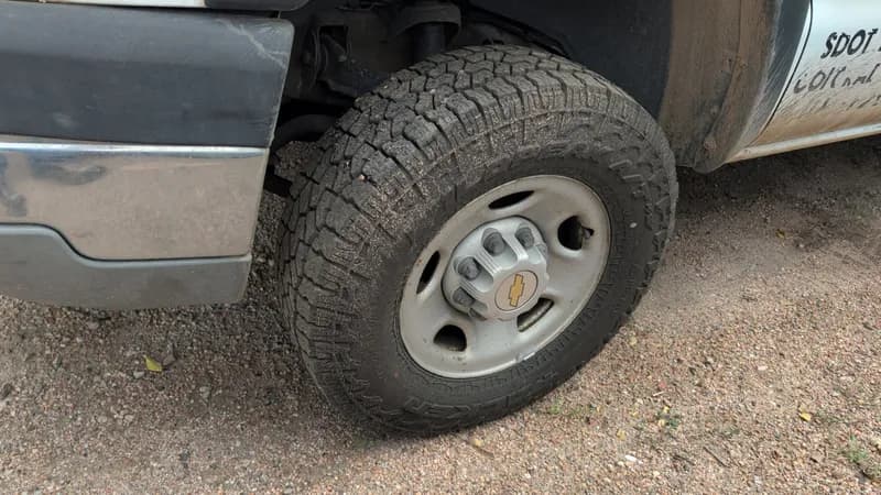 Chevrolet Silverado 2500HD Pickup Truck w/ Tools, view 19