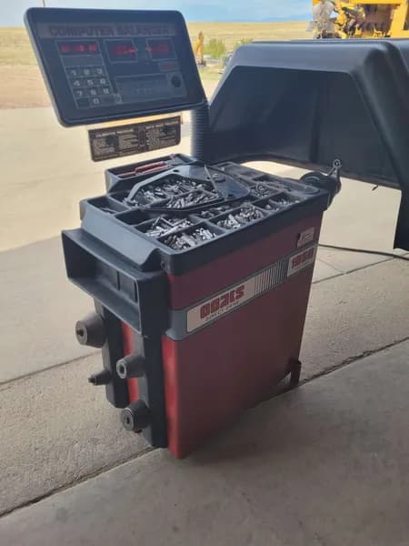 Coats 1050 Solid State Direct Drive Computer Wheel Balancer w/ Weights, primary view