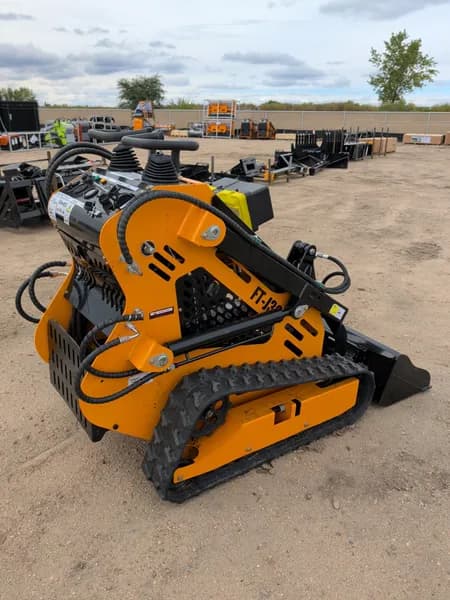 J360 Skid Steer Loader Crawler Type 10kW Gasoline, interior view