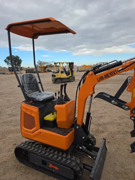 LandHonor LHR-ME10X1 Mini Excavator - Runs & Drives, 4 Hours, Key Present, detail view